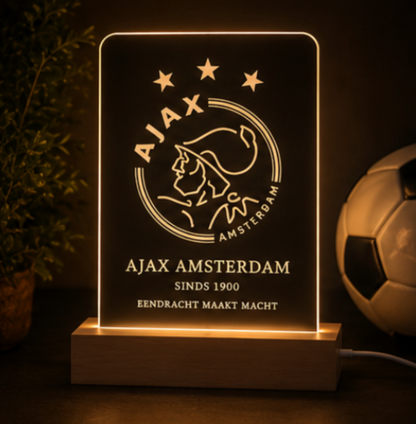 Gepersonaliseerde verlichte acrylplaat van Studio Bryan met unieke ontwerp en heldere verlichting, geschikt voor muurdecoratie.