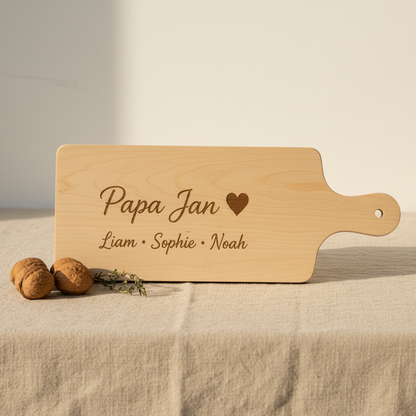 Gepersonaliseerde borrelplank van Studio Bryan, ideaal als Vaderdagcadeau, met houten oppervlak en gepersonaliseerde inscriptie