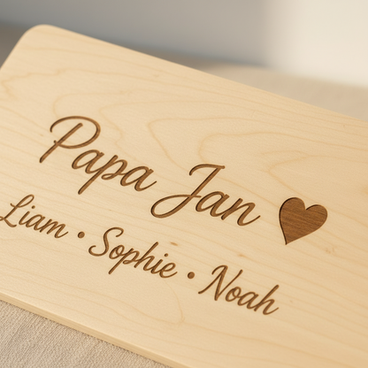 Gepersonaliseerde borrelplank van Studio Bryan, ideaal voor Vaderdag, met houten oppervlak en gepersonaliseerde inscriptie